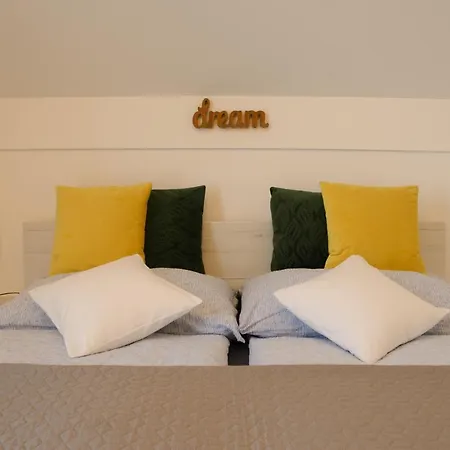 Eliza 1 Birdland Golf Apartment Buk